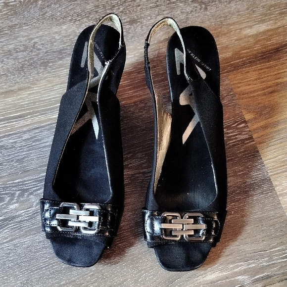 Anne Klein Black Heels with Glossy Finish - Picture 7 of 8